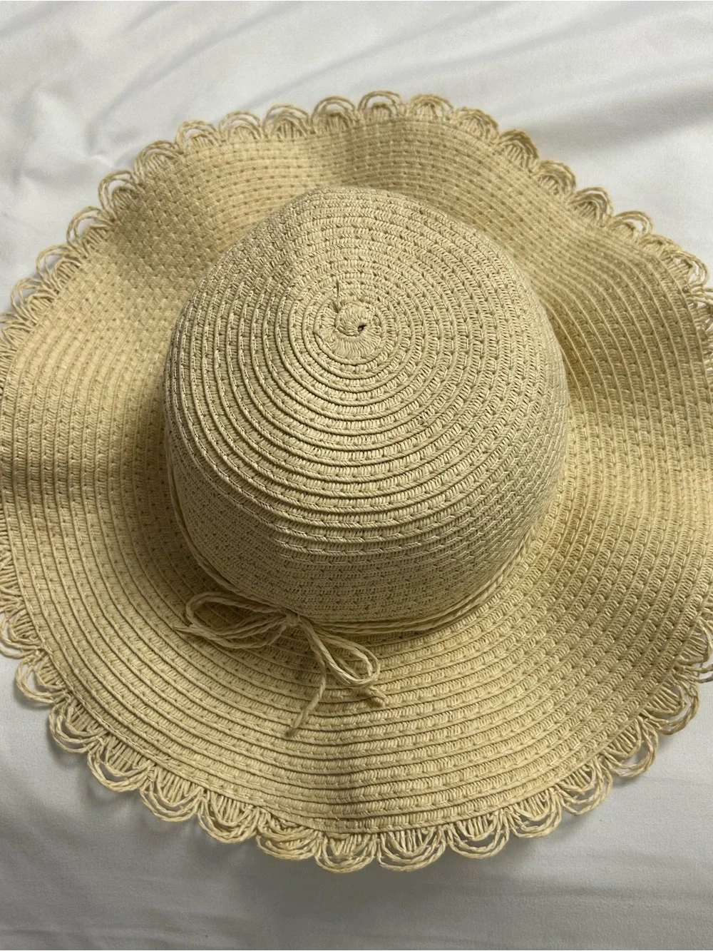 Old Navy Cream Wide-Brim Scalloped Straw Sun Hat